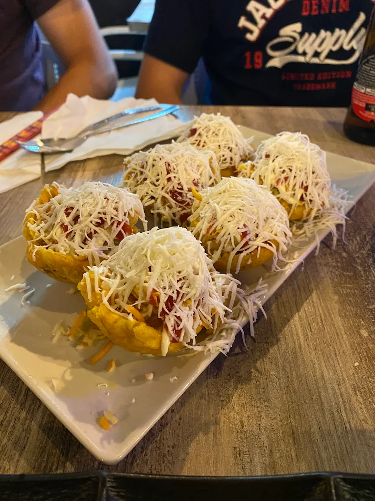 Gyozas y tempura variados con salsa de soja